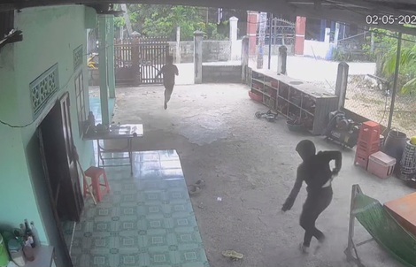 CLIP: Táo tợn vào sân trộm xe, rút hung khí đe doạ chủ nhà