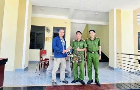 Bất ngờ phát hiện cá thể cu li quý hiếm leo dây điện trước nhà dân ở Gia Lai
