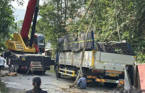 Lật xe tải trên đèo Violak, 2 người chết, 1 người bị thương nặng