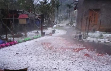VIDEO: Mưa đá trắng trời, dông, lốc bay nhà, 5 người bị thương