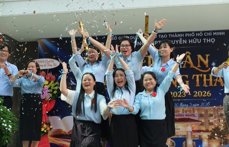 Thầy cô tự dựng tiết mục nhảy tặng học trò cuối cấp, miễn phí ôn thi
