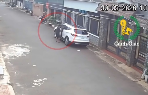 CLIP: Thót tim với bé trai 12 tuổi lái ô tô qua nhiều hẻm
