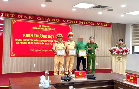 Quật ngã tên trộm ngay giữa cầu, tài xế xe ôm cùng 2 CSGT được khen thưởng