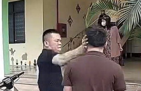VIDEO: Tài xế xe ô tô bị phụ huynh tát vào mặt tại trường mầm non