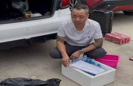 Đang lên xe taxi, người đàn ông nước ngoài bị cướp 2,4 kg vàng trị giá 10 tỉ đồng