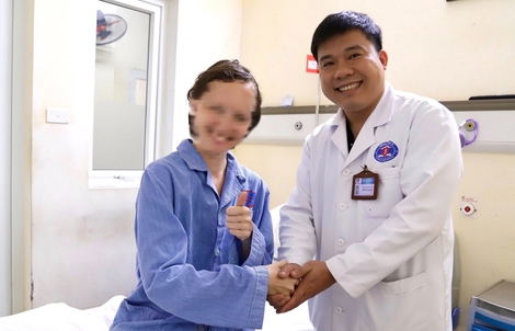 Bệnh nhân người Nga tự đi lại sau mổ u não 7 ngày