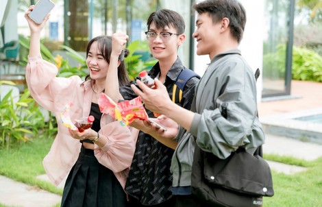 Nắng nóng kéo dài, nhiều người nán lại xé nhãn chai nước sau khi giải khát