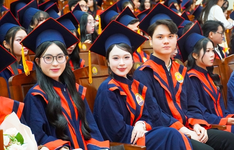 Hơn 800 sinh viên ngành luật đầu tiên tại Huế được đào tạo song ngữ tốt nghiệp