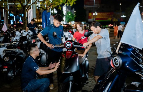 Khách hàng chạy xe máy điện “chill” hơn nhờ chính sách hậu mãi 5 sao và hạ tầng “khủng” của VinFast