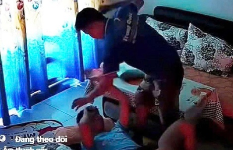 Công an vào cuộc vụ cha dượng bạo hành con riêng ở TPHCM