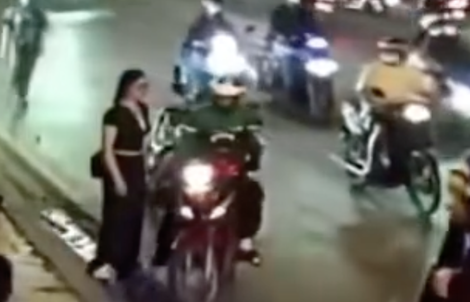 Tài xế xe ôm công nghệ chặn đánh người giữa đường ở TPHCM