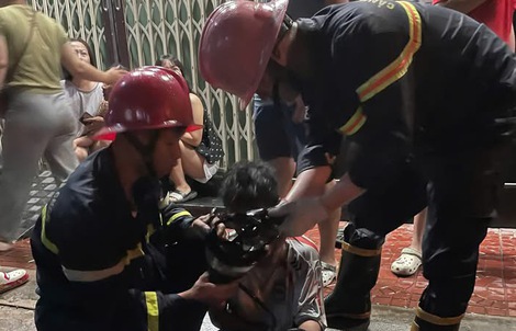 Cháy nhà 3 tầng ở Gia Lai lúc rạng sáng, kịp thời cứu 2 cháu bé mắc kẹt