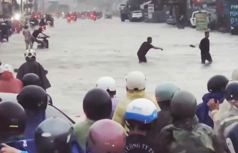 CLIP: Trung tâm TP Đồng Nai ngập sâu sau mưa lớn