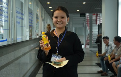 Từ giải thưởng 50 triệu đồng của cô chủ quán trẻ, cả xóm nhỏ miền Tây hào hứng thử vận may mùa hè