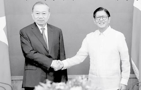 Báo in ngày 2-6: Trước cổng trường thi