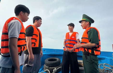 Chuyến đò đặc biệt đưa 30 sĩ tử "vượt sóng" đi thi tốt nghiệp THPT