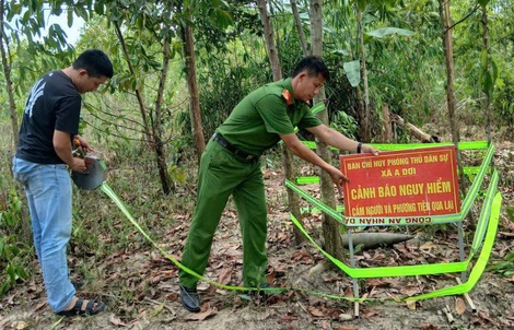 Chạm mặt "vật thể lạ" trong rẫy, người dân lập tức trình báo