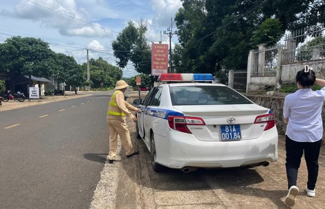 CSGT Gia Lai dùng xe chuyên dụng hỗ trợ nữ sinh quên giấy báo dự thi