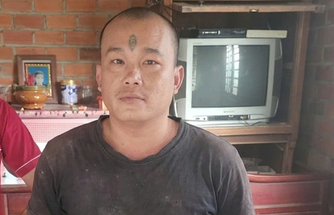 Đối tượng truy nã vừa từ nước ngoài trở về nhà thì bị bắt