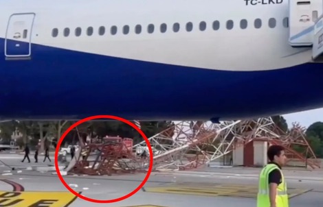 Kinh hoàng máy bay Boeing 777 chở 267 khách va chạm cột radar