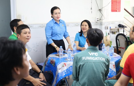LĐLĐ TPHCM trao quà từ Đại hội XIV Công đoàn Việt Nam đến đoàn viên - lao động khó khăn