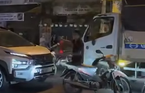 Người đàn ông gây hỗn loạn 1 tuyến đường ở TPHCM do "buồn chuyện gia đình"