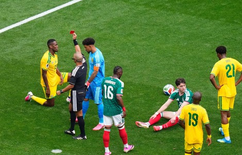 “Mưa thẻ đỏ”, chưa vội trách trọng tài ngày khai màn World Cup 2026