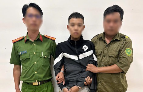 Tạm giữ kẻ tấn công cha ruột, gây thương tích cán bộ công an
