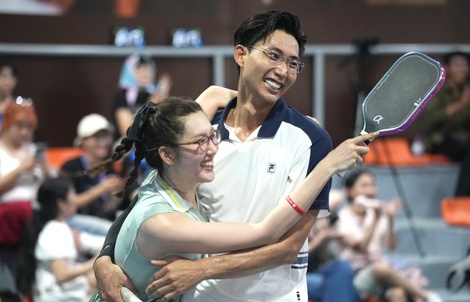 Giải pickleball Báo Người Lao Động: Thúy Ngân - Hữu Long đoạt giải nhất cặp đôi nam nữ nghệ sĩ
