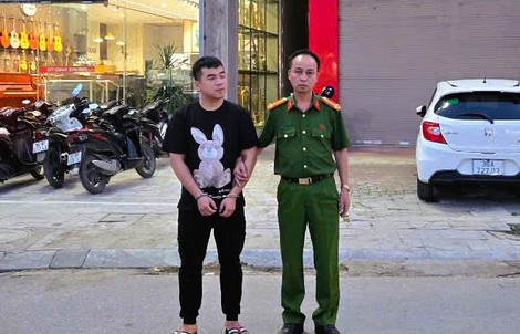 Tài xế taxi đánh tới tấp shipper trên phố