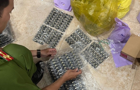 Ập vào căn nhà ở TPHCM, công an bắt giữ 5 người
