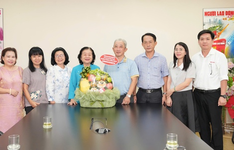 Nguyên Phó Chủ tịch nước Trương Mỹ Hoa thăm Báo Người Lao Động nhân Ngày 21-6