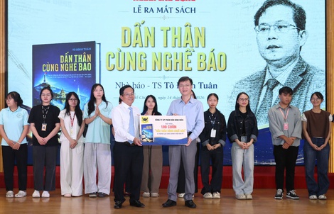Phân bón Bình Điền tặng sách cho sinh viên báo chí - truyền thông