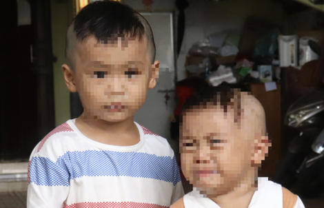 Hai trẻ nhỏ ướt đẫm trong mưa vì bị bỏ rơi trước cổng chùa
