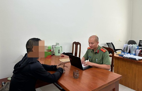Công an làm việc với người đàn ông vì tương tác với trang Thoibao.de