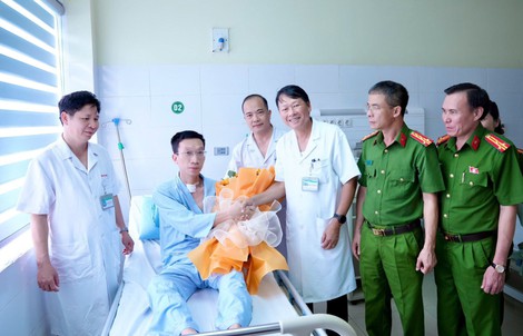 Trung tá công an bị kẻ ngáo đá đâm trọng thương xuất viện
