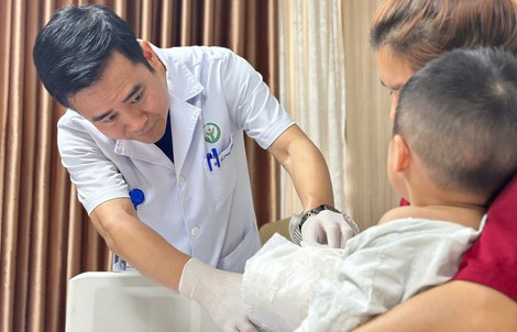 Nối lại bàn tay gần đứt rời cho bé trai bị tai nạn máy dập
