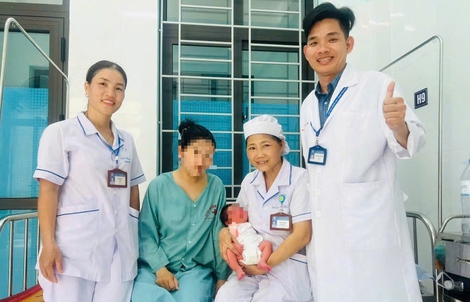 Cứu sản phụ bị băng huyết sau khi sinh con trên xe khách