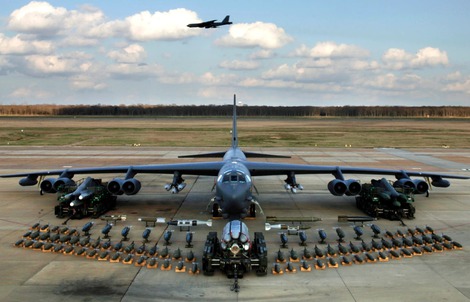 Mỹ biến đổi máy bay ném bom B-52 thành "xe tải tên lửa"