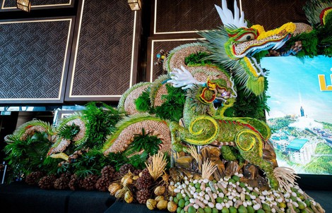 Trổ tài tạo hình trái cây chủ đề Phật giáo, các nghệ nhân khiến khách đến núi Bà Đen ngỡ ngàng