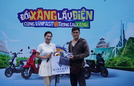 Đổi xăng lấy điện: Khách hàng Vĩnh Long “chốt” xe máy điện VinFast chỉ sau 10 phút lái thử