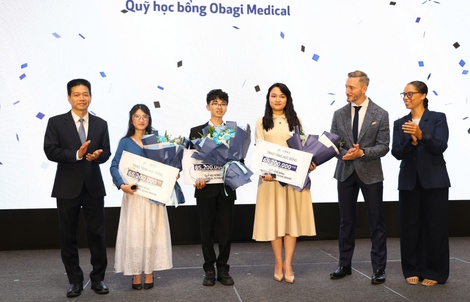 Ba bác sĩ nội trú nhận học bổng gần 200 triệu đồng