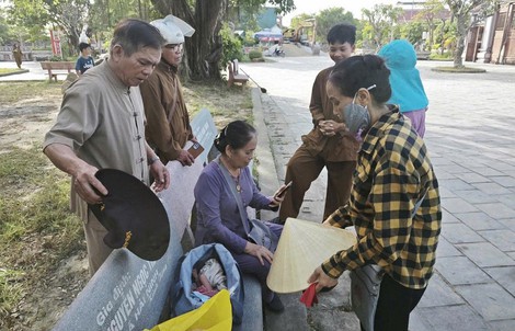 Phát hiện bé trai sơ sinh cùng lá thư của mẹ trước cổng chùa Hoằng Phúc