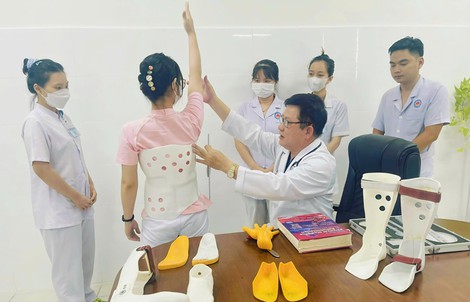 Trẻ vẹo cột sống vì điện thoại, máy tính bảng