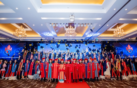 Trường ĐH Hùng Vương TP HCM trao bằng cho tân thạc sĩ và tân cử nhân