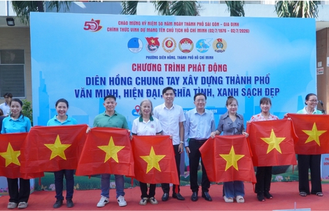 Phường Diên Hồng trao cờ Tổ quốc, cây xanh, suất ăn nghĩa tình đến người dân
