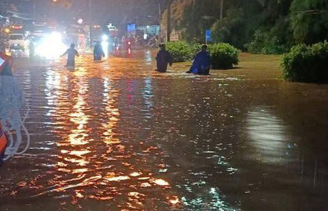Kịp thời giải cứu 3 người bị nước cuốn trôi sau cơn mưa lớn