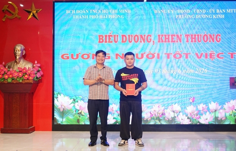 Khen thưởng thanh niên dũng cảm khống chế đối tượng dùng dao tấn công phụ nữ