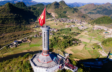 Bay cao cùng non sông gấm vóc