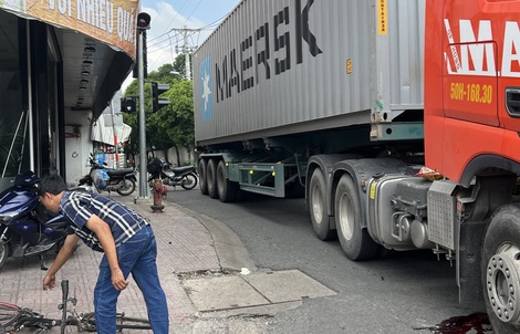 Nam thanh niên chạy xe đạp bị xe container tông tử vong ở TPHCM